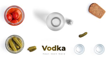 Beyaz arka planda votka, bardak ve turşu. Uzun başlık pankartı biçimi. Panorama web sitesi başlık pankartı. Yüksek kalite fotoğraf