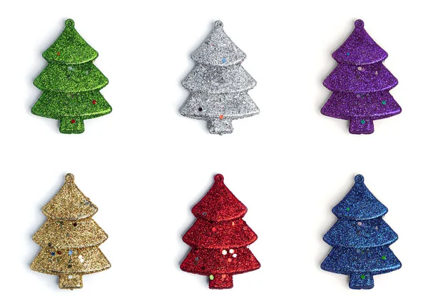 Noel Süsleri Beyaz Arka Planda Çok Renkli Köknar Ağaçları Yüksek — Stok fotoğraf