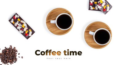 Beyaz arka planda kahve ve çiğ çikolata. Uzun başlık pankartı biçimi. Panorama web sitesi başlık pankartı. Yüksek kalite fotoğraf