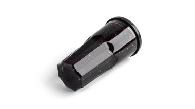 Beyaz arka planda izole edilmiş bir bardakta marmelat..