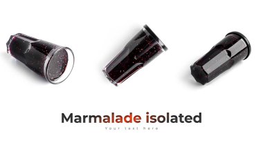 Beyaz arka planda izole edilmiş bir bardakta marmelat..