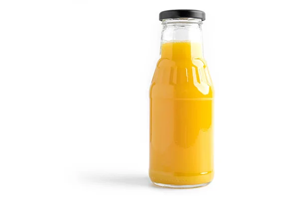 Apelsinjuice i flaska på en vit bakgrund. — Stockfoto