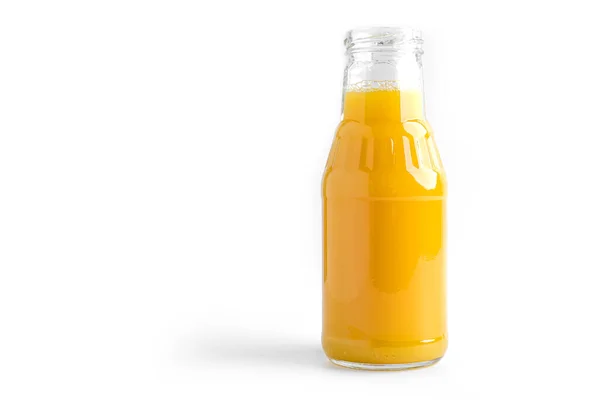 Orangensaft in der Flasche auf weißem Hintergrund. — Stockfoto