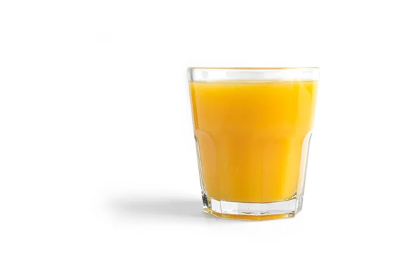 Jus d'orange en verre sur fond blanc. — Photo