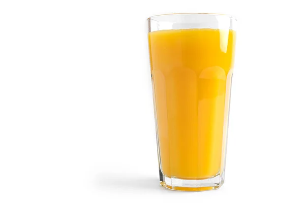 Χυμός πορτοκαλιού σε ποτήρι σε λευκό φόντο. — Φωτογραφία Αρχείου