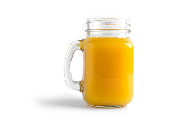 Orangensaft im Einmachglas auf weißem Hintergrund. — Stockfoto