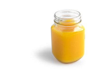 Beyaz arka planda portakal suyu şişesi.