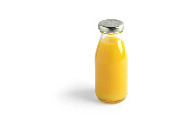 Апельсиновый сок в бутылке на белом фоне. — стоковое фото