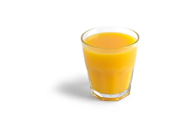 Апельсиновый сок в бутылке на белом фоне. — стоковое фото