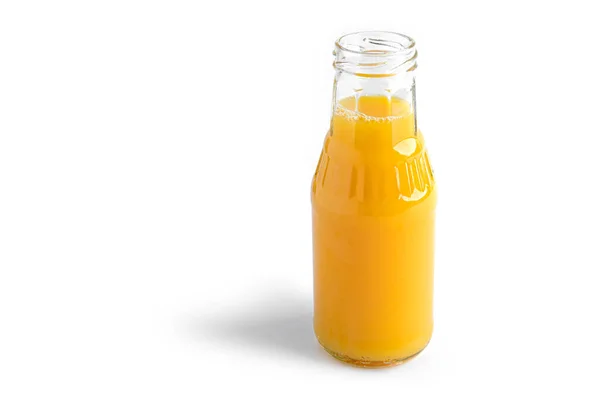 Orangensaft in der Flasche auf weißem Hintergrund. — Stockfoto