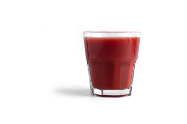 Beyaz arka planda bardak içinde domates suyu. Yukarıdan bak. Yüksek kalite fotoğraf