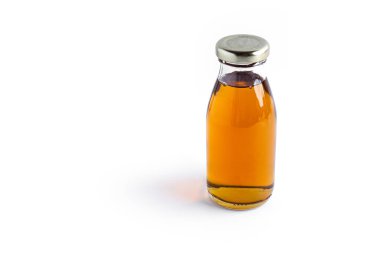 Beyaz arka planda şişe elma suyu.. 