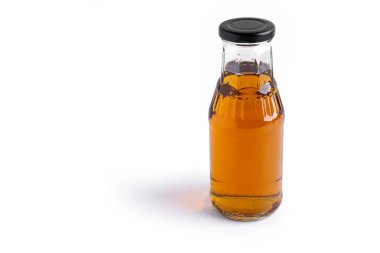 Beyaz arka planda şişe elma suyu.. 