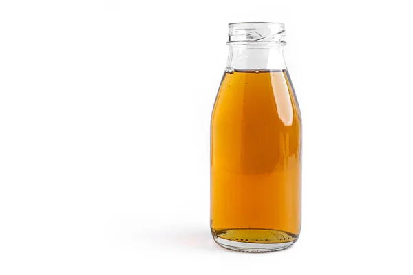 Apfelsaft in der Flasche auf weißem Hintergrund. — Stockfoto