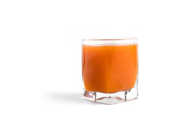 Beyaz arka planda izole edilmiş havuç suyu..