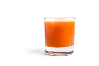 Beyaz arka planda izole edilmiş havuç suyu..