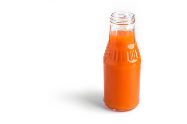 Beyaz arka planda izole edilmiş havuç suyu..