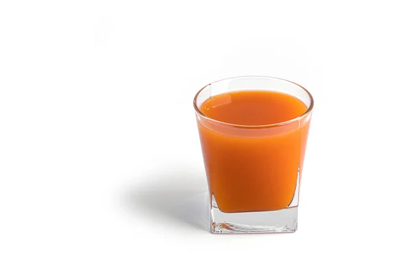 Морковный сок изолирован на белом фоне. — стоковое фото