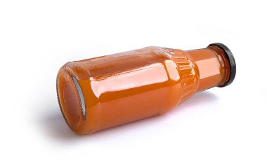 Beyaz arka planda izole edilmiş havuç suyu..