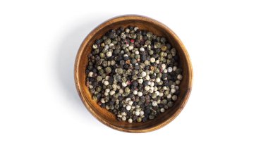 Beyaz arka planda izole edilmiş ahşap bir kasede biber karışımı. Yüksek kalite fotoğraf