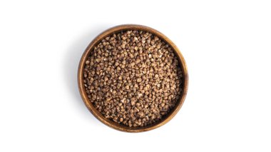 Beyaz arka planda izole edilmiş ahşap bir kasede karabuğday. Yüksek kalite fotoğraf