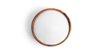 Beyaz arka planda izole edilmiş ahşap bir kasedeki tuz. Yüksek kalite fotoğraf