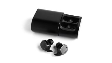 Beyaz arka planda izole edilmiş kablosuz kulaklıklı siyah çanta. Yüksek kalite fotoğraf