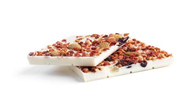 Beyaz arka planda yaban mersini ve çilek dilimli beyaz çikolata. Yüksek kalite fotoğraf