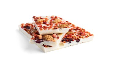 Beyaz arka planda yaban mersini ve çilek dilimli beyaz çikolata. Yüksek kalite fotoğraf