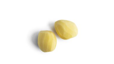 Soyulmuş patatesler beyaz arka planda izole edilmiş. Yüksek kalite fotoğraf