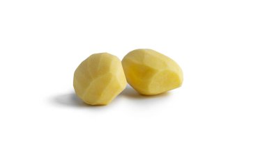 Soyulmuş patatesler beyaz arka planda izole edilmiş. Yüksek kalite fotoğraf