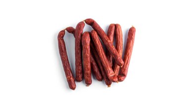 Beyaz arka planda izole edilmiş füme sosisler. Yüksek kalite fotoğraf