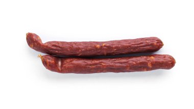 Beyaz arka planda izole edilmiş füme sosisler. Yüksek kalite fotoğraf