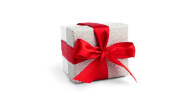 Kırmızı kurdeleli hediye kutusu beyaz arka planda. Yüksek kalite fotoğraf