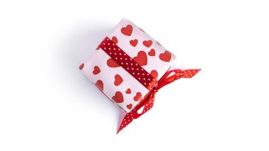 Kırmızı kurdeleli hediye kutusu ve beyaz arka planda izole edilmiş kalpler. Yüksek kalite fotoğraf