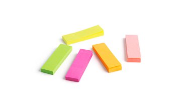 Beyaz arka planda izole edilmiş renkli çıkartmalar. Yer imleri. Yüksek kalite fotoğraf