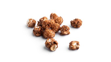 Beyaz arka planda karamelli patlamış mısır. Yüksek kalite fotoğraf