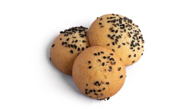 Siyah susamlı kurabiyeler beyaz arka planda izole edilmiş. Yüksek kalite fotoğraf