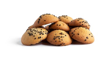 Siyah susamlı kurabiyeler beyaz arka planda izole edilmiş. Yüksek kalite fotoğraf