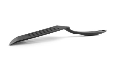 Siyah plastik mutfak spatulası beyaz arka planda izole edilmiş. Yüksek kalite fotoğraf
