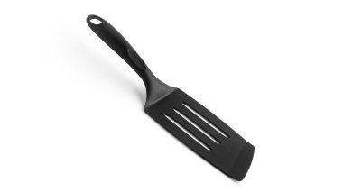 Siyah plastik mutfak spatulası beyaz arka planda izole edilmiş. Yüksek kalite fotoğraf