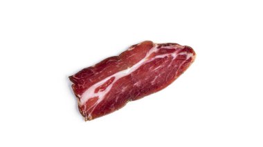 Dilimlenmiş jambon beyaz arka planda izole edilmiş. Yüksek kalite fotoğraf