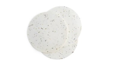 Beyaz bir arka planda Provence otlu beyaz süzme peynir. Yüksek kalite fotoğraf