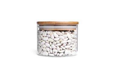 Beyaz arka planda izole edilmiş cam kavanozdaki beyaz fasulyeler. Yüksek kalite fotoğraf