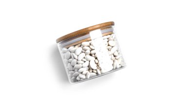 Beyaz arka planda izole edilmiş cam kavanozdaki beyaz fasulyeler. Yüksek kalite fotoğraf