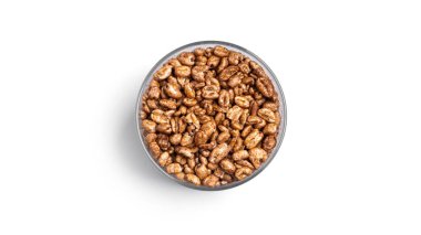 Beyaz arka planda izole edilmiş cam bir kavanozda şişirilmiş buğday. Yüksek kalite fotoğraf