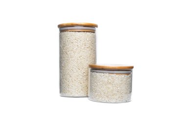 Beyaz arka planda izole edilmiş cam kavanozdaki pirinç. Yüksek kalite fotoğraf