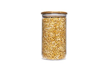 Beyaz arka planda izole edilmiş cam kavanozdaki bezelyeler. Yüksek kalite fotoğraf