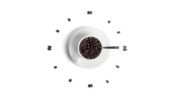 Horloge de tasse blanche et grains de café isolés sur un fond blanc. — Photo