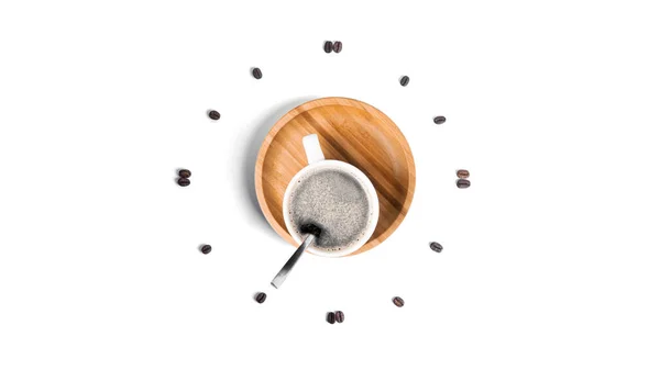Zegar biały kubek na drewnianym talerzu i ziarna kawy izolowane na białym tle. — Zdjęcie stockowe